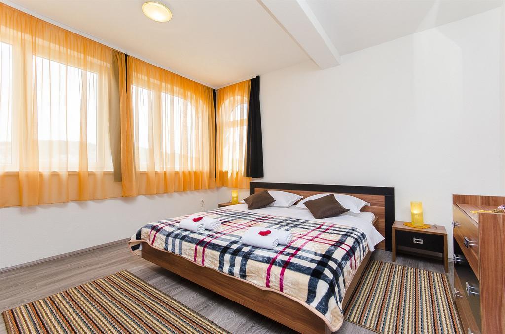 Apartments Branka Трогир Экстерьер фото