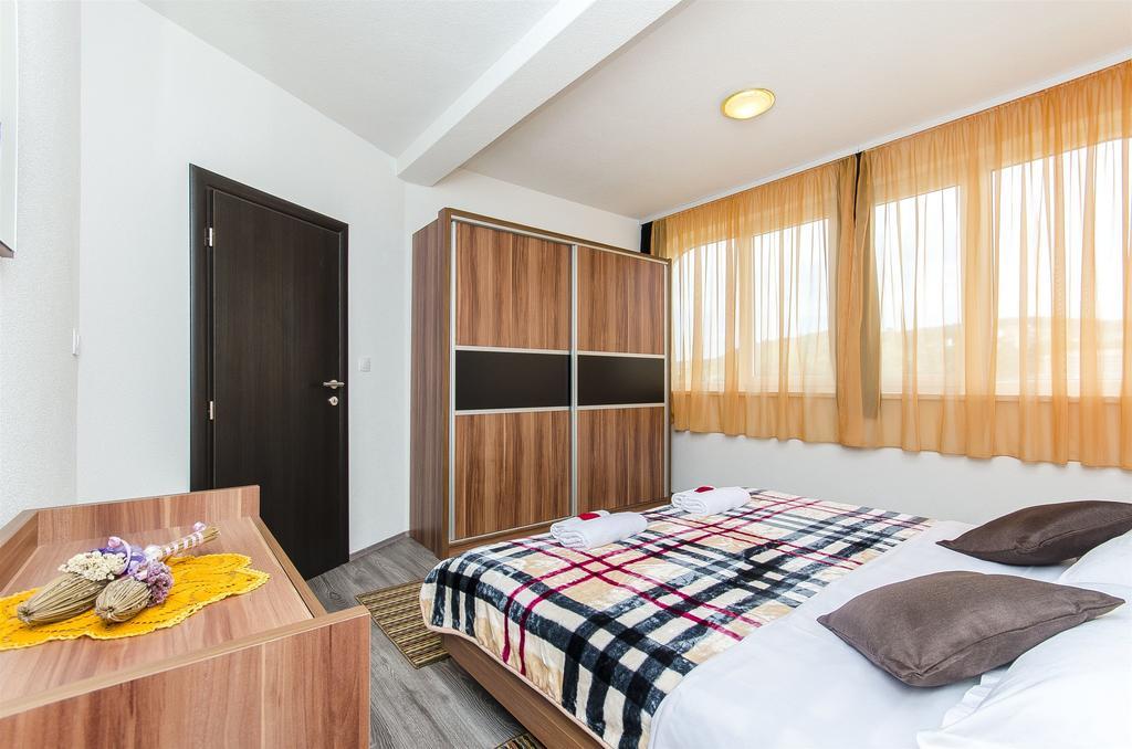 Apartments Branka Трогир Экстерьер фото